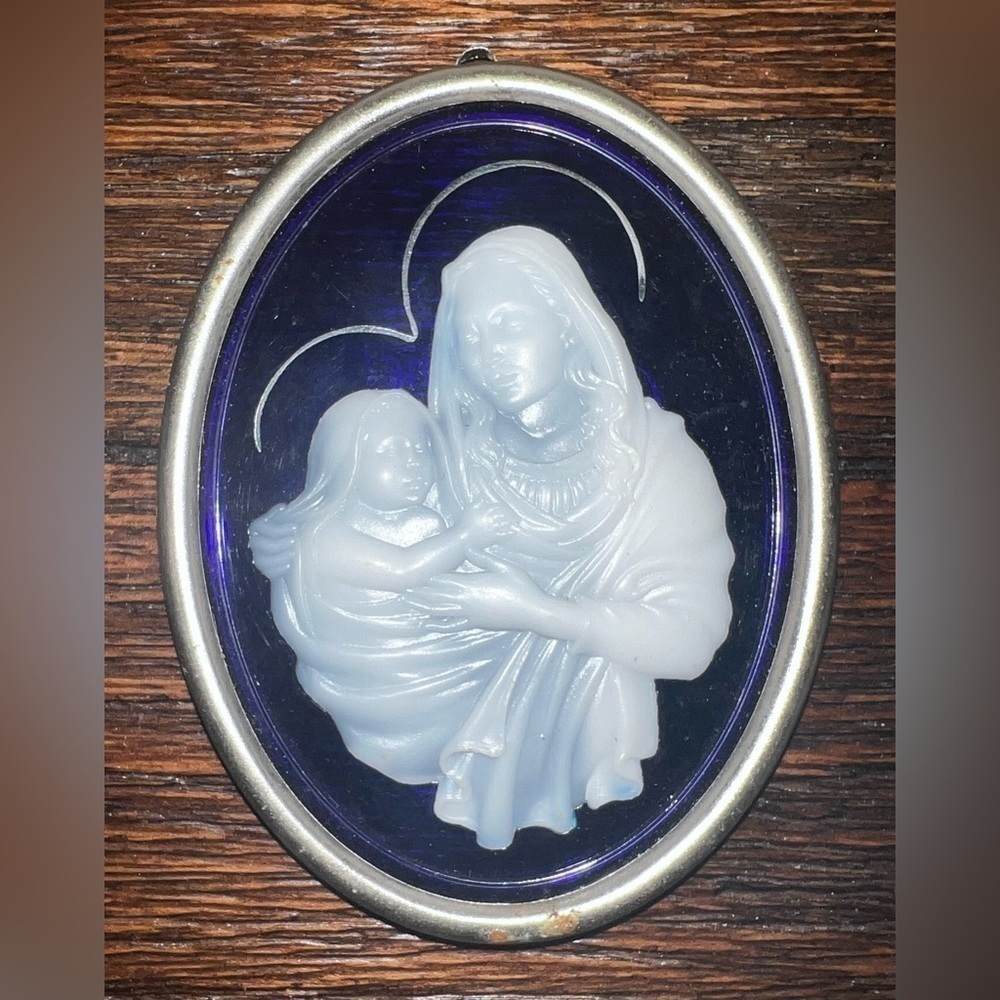 Hallmark Vintage Ornament - Mother and Child from 1983. Original box included. - Picture 3 of 6